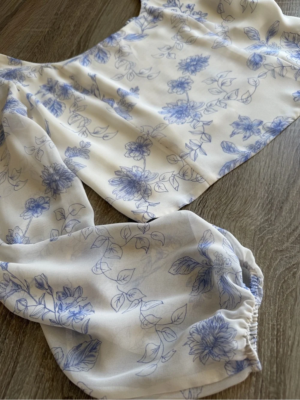 House of Harlow 1960 White Chemise with Blue Floral Print Puff Sleeve Size Small